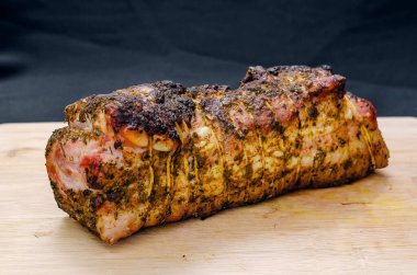 Ahşap tahtada taze pişmiş, iştah açıcı, siyah arka planda domuz göbeği. Koca bir parça domuz göbeği. Lezzetli et yemeği konsepti.