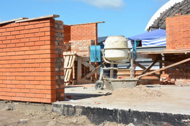 Beton Mikser tuğla ev inşaat sitesinde.