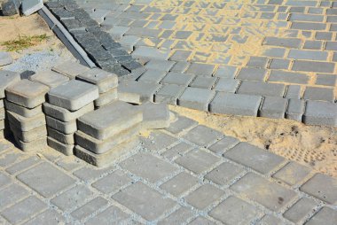 Pavestone finişer yükleme. Kaldırım yol inşaatı.