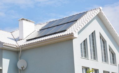 Modern ev enerji verimliliği çözüm kavramı çatı ile. Ev güneş enerjisi, güneş panelleri ile