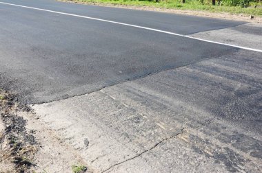 Çatlaklar tamir ve yükleme eski asfalt yol.