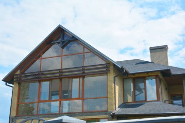 Modern ev tavan inşaat çatı yaşamadönüşmesi ve panoramik mansard, tavan çatı penceresi ile. Attic dam penceresi cam duvar. 