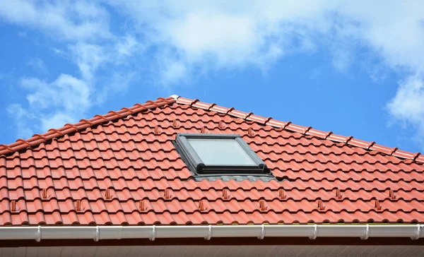 Schönes Keramikgefliestes Rotes Hausdach Mit Dachrinne Dachfenster Und Kopierraum — Stockfoto