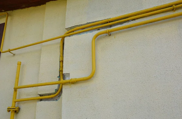 Gelbe Erdgasleitung Der Hauswand — Stockfoto