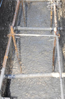 Tarih Vakfı Döşeme demir çubuklarla betonda kapatın. Betonarme döşeme Vakfı karıştırma.