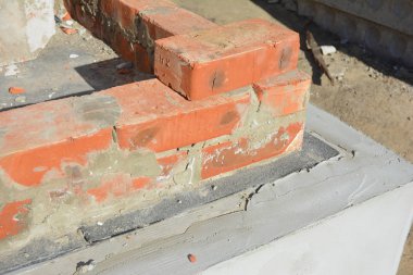 Ev duvar temel su yalıtımı için bitümlü membran üzerinde Kapat.