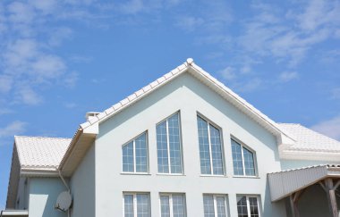 Beyaz duvarları, beyaz çatı kiremitleri ve büyük panoramik ev tavan windows ile güzel modern ev