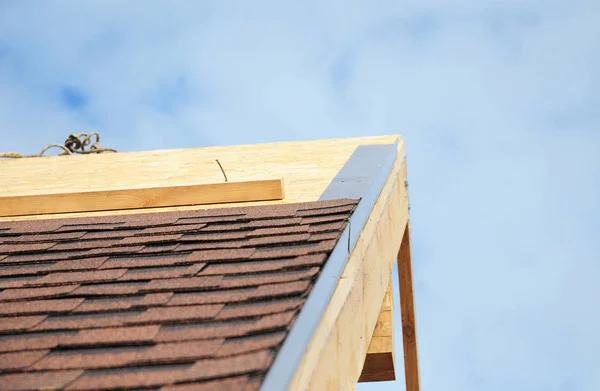 Roofing Konstruksi Dengan Menginstal Shingles Aspal Menutup Pada Rumah Atap — Stok Foto