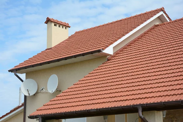 屋根工事 屋根工事のタイル張りの赤土谷と切妻屋根タイプの家 — ストック写真