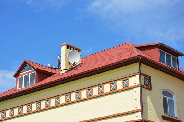 Czerwony Dach Metalowy Budowy Domu Pokój Poddaszu Okna Poddaszu Rynna — Zdjęcie stockowe