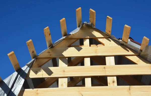 Close Home Wooden Roofing Construction Installing Wooden Rafters Logs Eaves — Stock Photo, Image