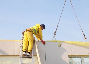 Kiev, Ukrayna - Temmuz, 10, 2018: yüklenici Modüler çerçeve Kontrplak kurulu panel duvar ev inşaat alanı üzerinde bina. Yapısal İzolasyonlu paneller evi.