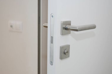 Metal kolu ve kilit ile modern ev iç kapı