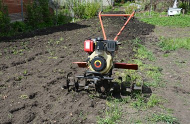 Moto pulluk veya iki tekerlekli traktör, traktör çekme ve çeşitli çiftlik uygulayan bir römork, Kültivatör veya harrow, saban, ya da çeşitli tohum ve biçerdöver gibi güç yürüme