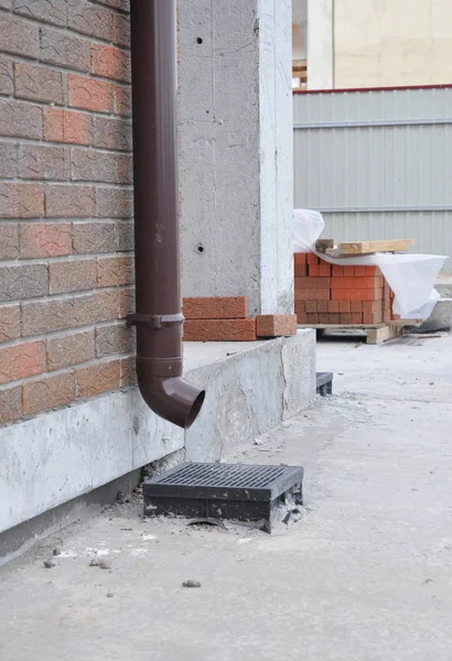 在砖房墙上安装屋面排水沟排水管 Downspout — 图库照片