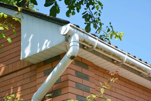 Hautnah Auf Einer Weißen Plastik Regenrinne Reparatur Von Hausdächern — Stockfoto