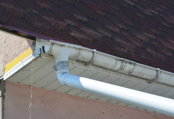 樋の壊れた屋根を修復する必要があります アスファルト鉄片の家の屋根に雨溝被害をクローズ アップ — ストック写真