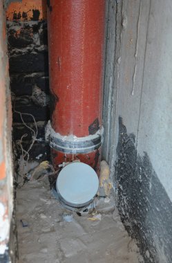 Tuvalet ve lavabo drenaj metal borudan birinci kat.