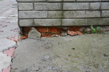 Vakfı onarım. Kırık Vakfı ev tuğla duvar. Vakfı tamir - uyarı işaretleri. 