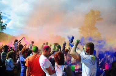 Kiev, Ukrayna - 16 Temmuz 2018: Holi Festival renkler. Holi renkli Festivali. Holi festival renk patlama.