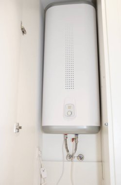 Waredrobe içinde gizli sıcak su kazanı