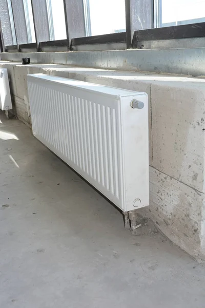 Calefacción Por Radiador Con Termostato Moderna Habitación Vacía Sin Terminar — Foto de Stock