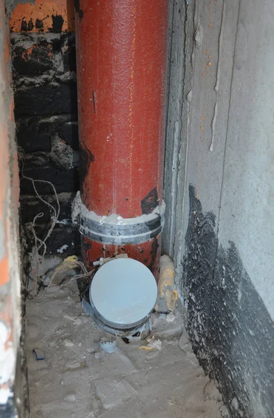 Tuvalet Lavabo Drenaj Metal Borudan Birinci Kat — Stok fotoğraf
