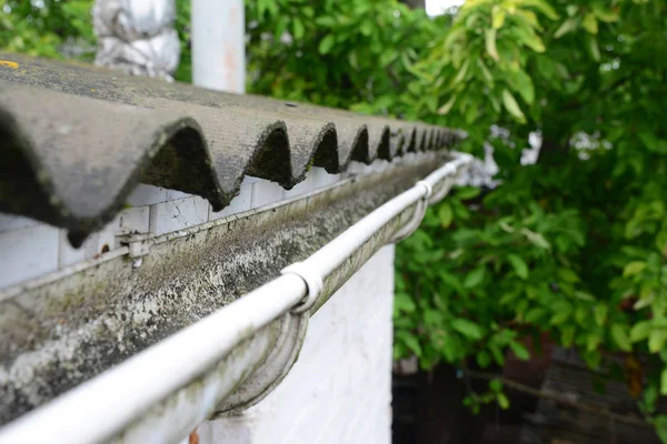 Techo Plástico Canaleado Canaleta Lluvia Drenaje Con Techo Asbesto Viejo —  Fotos de Stock