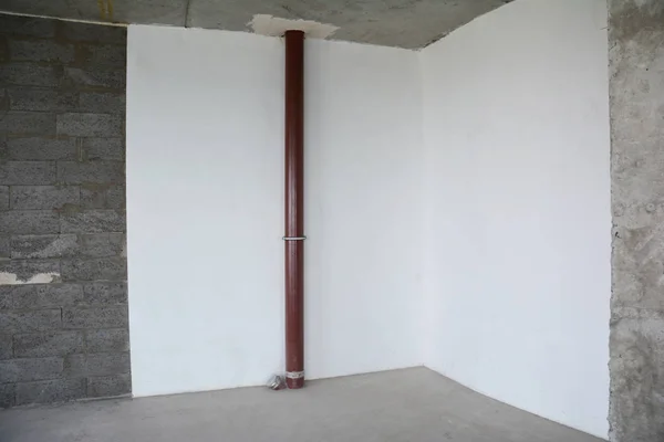 在建的空房间与未完工的粉刷墙 Drywalls 灰泥和马桶和水槽从一楼排出的金属管 — 图库照片