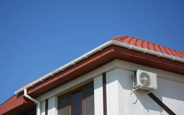 Dachrinnen Hausbau Mit Gipswänden Fenster Rotem Metalldach Und Weißer Dachrinne — Stockfoto