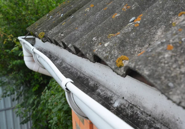 Casa Telhado Amianto Com Tubo Calha Telhado Plástico Calhas Casa — Fotografia de Stock