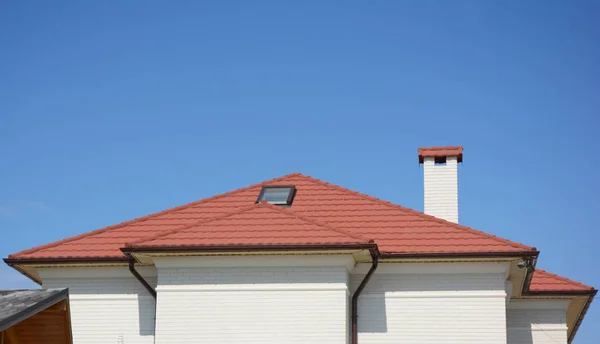 Casa Telhado Barro Vermelho Com Clarabóia Sótão Chaminé Calha Telhado — Fotografia de Stock