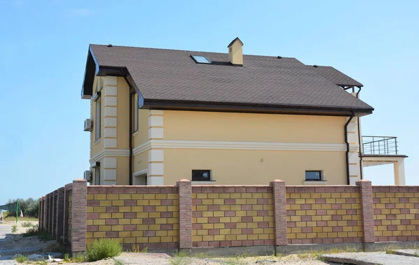 Casa Moderna Com Terraço Varanda Sistema Calha Telhado Janela Clarabóia — Fotografia de Stock