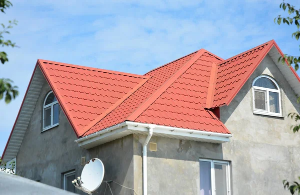 Dachkonstruktion Mit Dachfenstern Regenrinnenabdichtung Dachrinnen Armaturen Dachrinnensystem Auf Hausdächern — Stockfoto