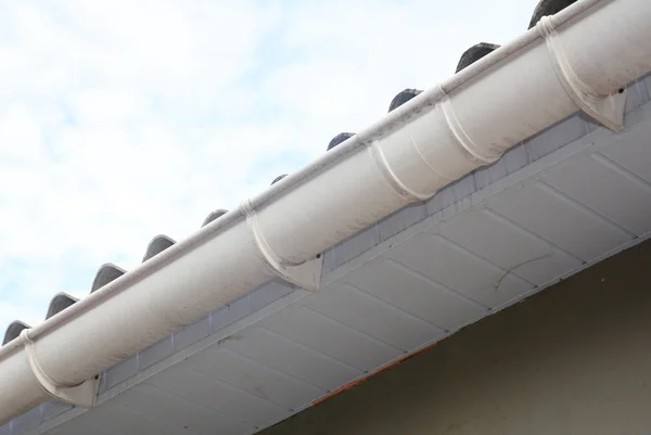 Трубопровод Крышей Белого Пластика — стоковое фото