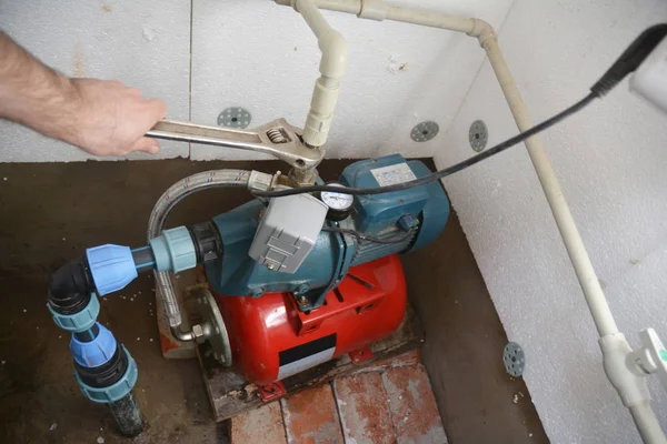 Auftragnehmer Installation Und Reparatur Von Wasserpumpstationen Bohrlochwasserpumpe — Stockfoto