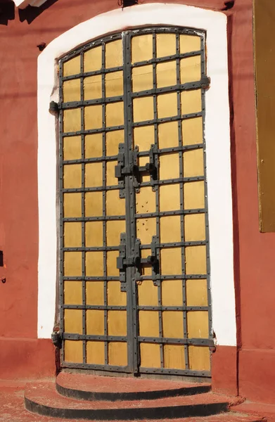 Casa Velha Porta Metal Com Fechaduras Grandes — Fotografia de Stock