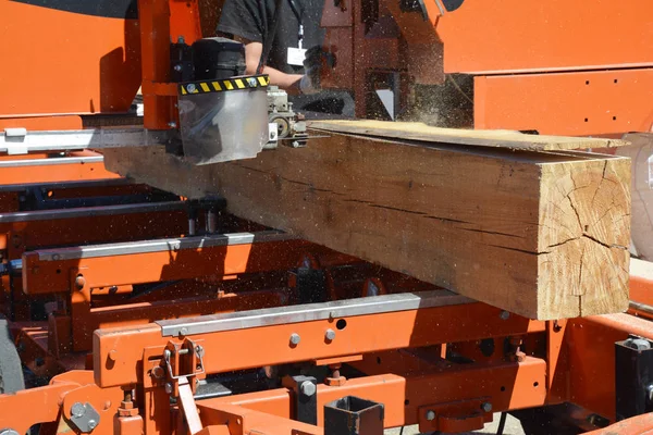 Circular Saw Worker Hands Making Straight Cut Wood Cutting Circular — Stock Photo, Image