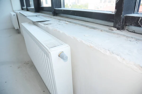 Instalación Calefacción Por Radiador Con Termostato Habitación Vacía Sin Terminar — Foto de Stock