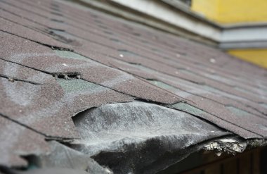 Asfalt Zona hasar. Çatı Zona asfalt. Hasarlı çatı Zona sabitleme.
