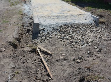 Bina taş döşeme patika açık.