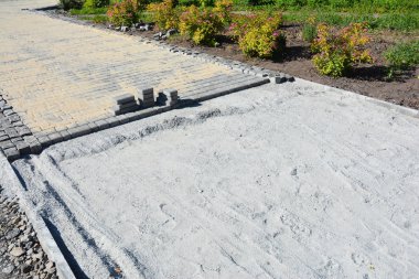 Bina inşaat ile döşeme garnen yolu açık havada.