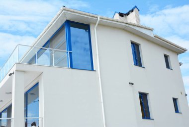 Beyaz duvar, cam balkon, Teras, yağmur oluk ile modern ev.