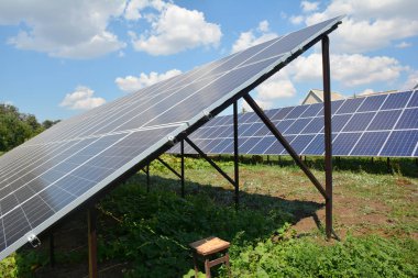 Güneş panelleri ile güzel bulutlar gökyüzü bahçede. Arka bahçede güneş panelleri enerji verimliliği için.
