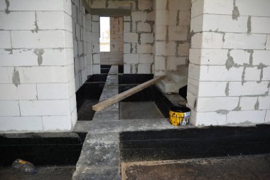 Vakfı Bitümlü su yalıtım. Tar sprey su yalıtımı ile konut yapı. Su yalıtım Bodrum ve Vakıflar püskürtme için yapım teknikleri.