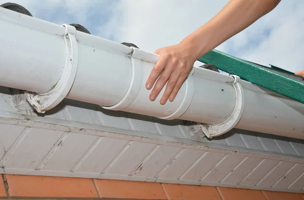 Contratista Roofer Instalación Reparación Canalón Lluvia Reparación Desagüe Con Manos — Foto de Stock
