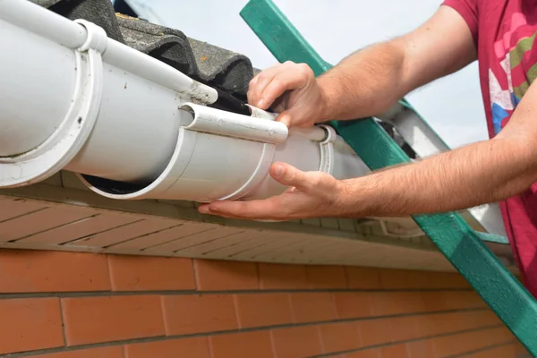 Gutter Pipeline Installation Roofer Contractor Installing Repair Rain Gutter Guttering — Stock Photo, Image
