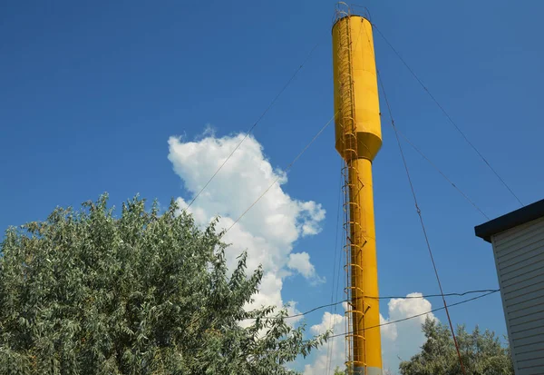 Uma Torre Água Uma Estrutura Elevada Que Suporta Tanque Água — Fotografia de Stock