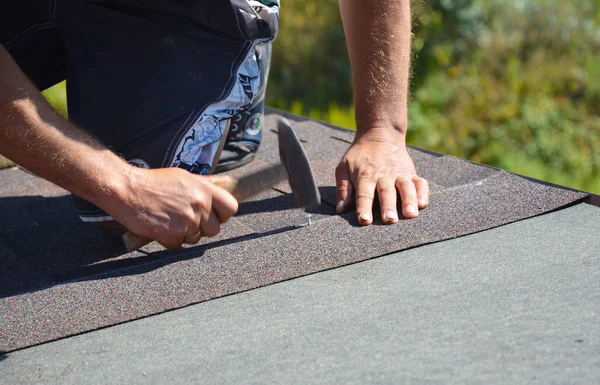 Roofer Installing Asphalt Shingles House Construction Roof Corner Hammer Nails — Stock Photo, Image