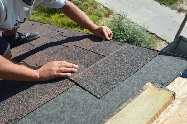 屋根葺き職人の家建設屋根上アスファルト帯状疱疹をインストールします 屋根工事 屋根ふき建築業者の屋根瓦をインストールします — ストック写真